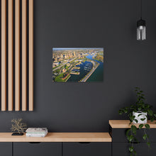 Cargar imagen en el visor de la galería, Arte de pared aéreo frente al mar de Buffalo