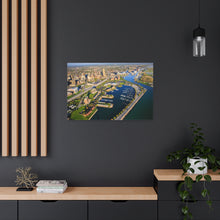 Cargar imagen en el visor de la galería, Arte de pared aéreo frente al mar de Buffalo
