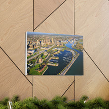 Cargar imagen en el visor de la galería, Arte de pared aéreo frente al mar de Buffalo