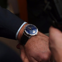 将图片加载到图库查看器,自动月相蓝宝石男士手表
