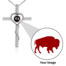 Cargar imagen en el visor de la galería, Collar con colgante de cruz de proyección fotográfica de búfalo
