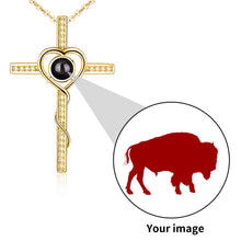 Cargar imagen en el visor de la galería, Collar con colgante de cruz de proyección fotográfica de búfalo

