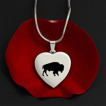 Cargar imagen en el visor de la galería, Collar de corazón grabado de búfalo
